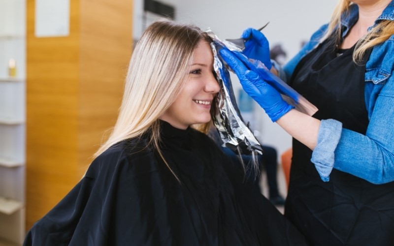 having-your-hair-bleached-properly-by-the-hairstylist