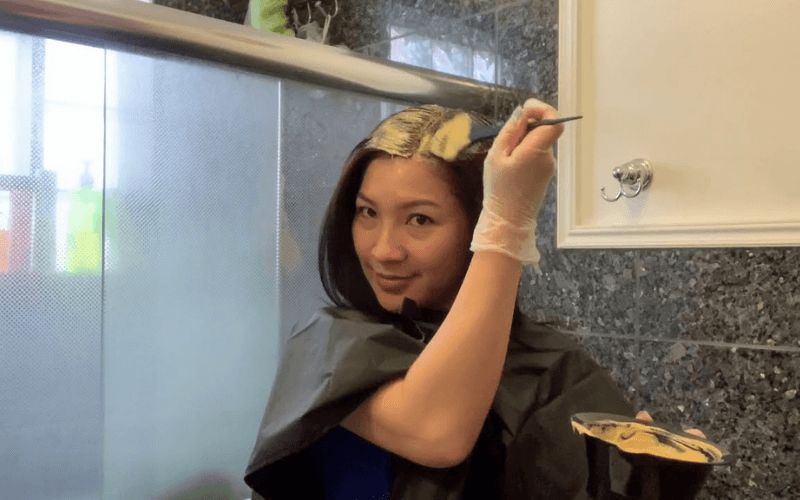 wearing-protective-items-before-diy-dye-hair-at-home